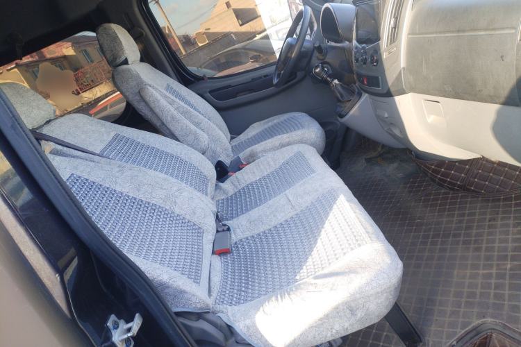 Used Dongfeng Yufeng 2020 2.3T Economy Standard Edition Logistics Vehicle Short Wheelbase Mid-Roof Design 5-9 Seats WP2.3 Right Front Seat