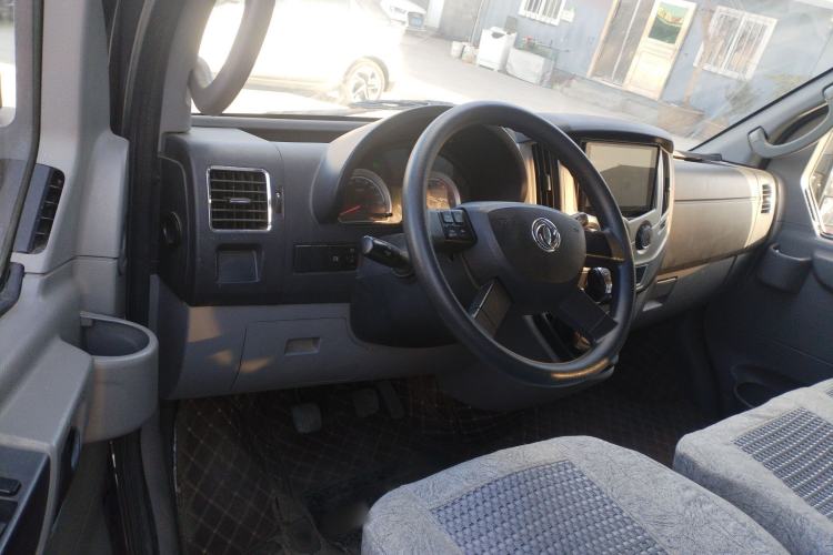 Used Dongfeng Yufeng 2020 2.3T Economy Standard Edition Logistics Vehicle Short Wheelbase Mid-Roof Design 5-9 Seats WP2.3 Steering Wheel
