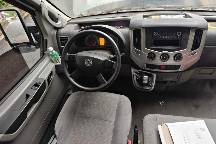 Used Dongfeng Yufeng 2020 2.3T Economy Standard Edition Logistics Vehicle Short Wheelbase Mid-Roof Design 5-9 Seats WP2.3 Steering Wheel