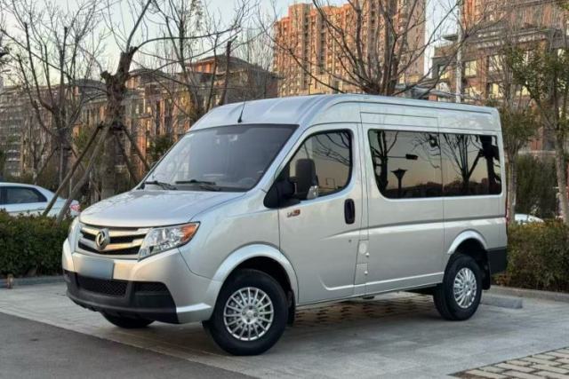Used Dongfeng Yufeng 2020 2.3T Economy Logistics Vehicle Short Wheelbase Mid-Roof Design 5-9 Seats WP2.3