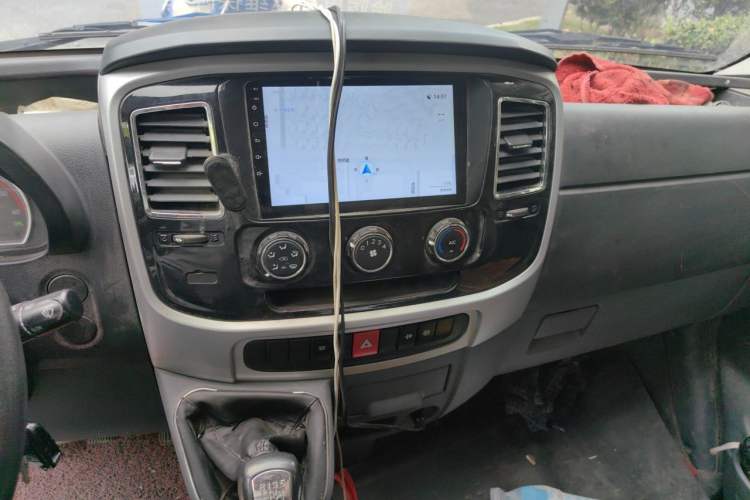 Used Dongfeng Yufeng 2020 2.3T Economy Van Long Wheelbase High Roof 3-Seater WP2.3 Audio And AC Panel