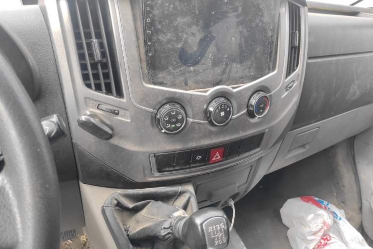Used Dongfeng Yufeng 2020 2.5T V9 Logistics Vehicle Long Wheelbase Mid-Roof Design 6-9 Seater China V Emission Standard ZD25 Audio And AC Panel