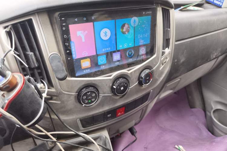 Used Dongfeng Yufeng 2020 2.5T V9 Value-Added Edition Logistics Vehicle Short Wheelbase Mid-Roof Design 5–9 Seater China V Emission Standard ZD25 Audio And AC Panel