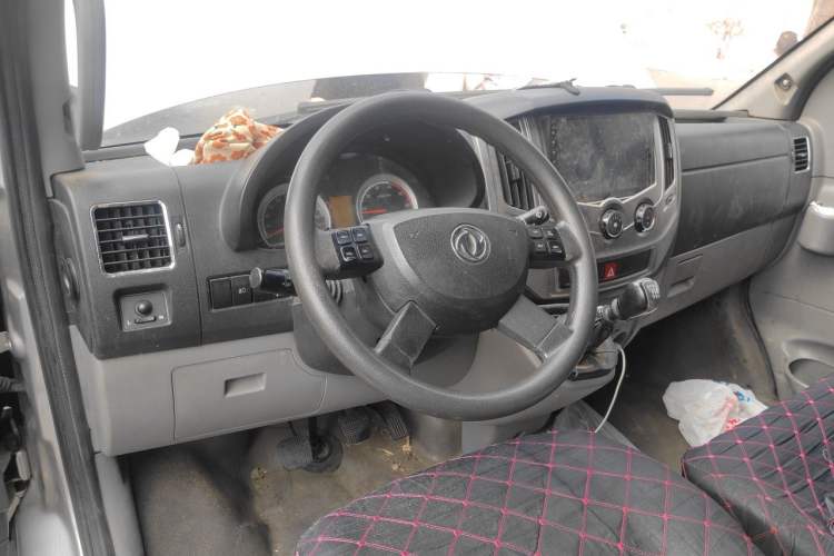Used Dongfeng Yufeng 2020 2.5T V9 Logistics Vehicle Long Wheelbase Mid-Roof Design 6-9 Seater China V Emission Standard ZD25 Center Console