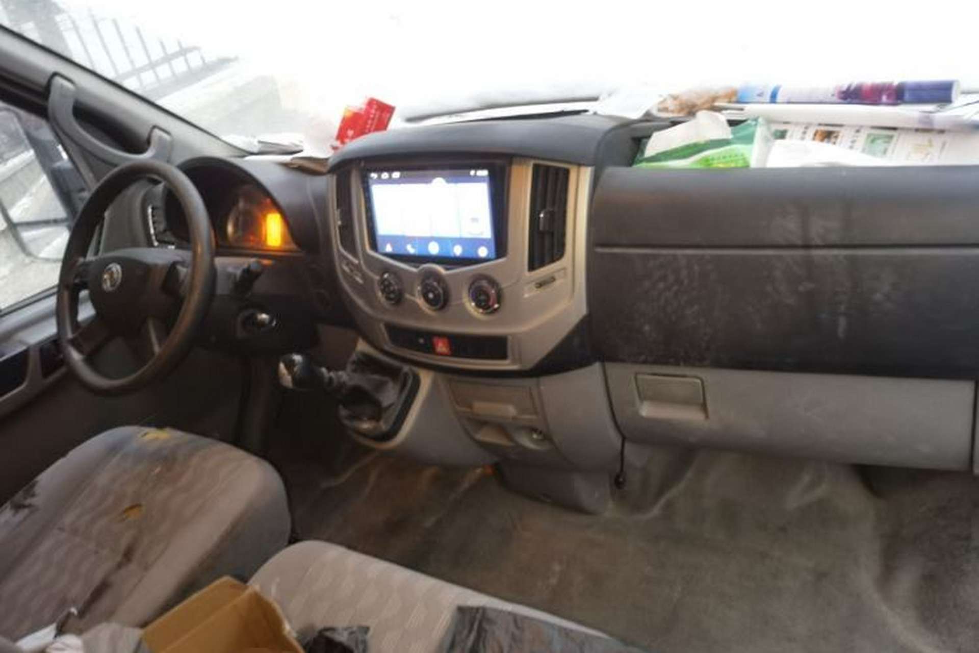 Used Dongfeng Yufeng 2020 2.3T Economy Standard Edition VAN Short Wheelbase Mid-Roof 3-Seater WP2.3 Center Console