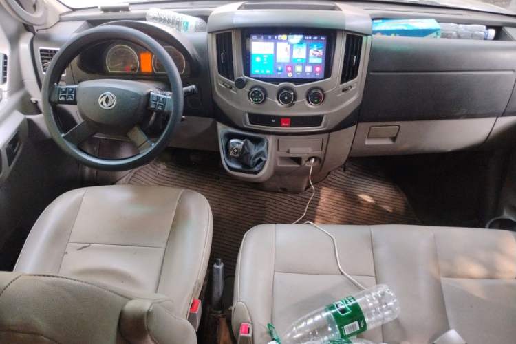 Used Dongfeng Yufeng 2020 2.5T V9 Logistics Vehicle Long Wheelbase High Roof 6-9 Seater China V Emission Standard ZD25 Center Console