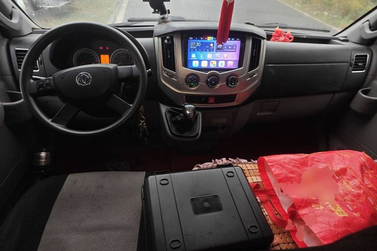 Used Dongfeng Yufeng 2020 2.3T Economy Standard Edition Logistics Vehicle Short Wheelbase Mid-Roof Design 5-9 Seats WP2.3 Center Console