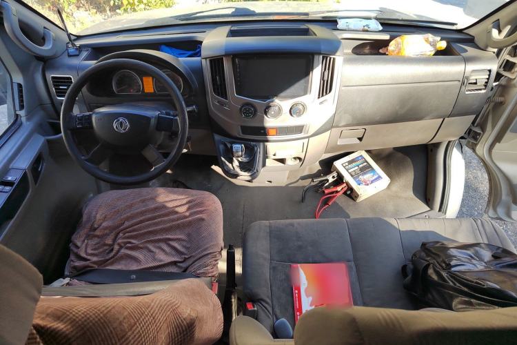 Used Dongfeng Yufeng 2020 2.3T Economy Logistics Vehicle Long Wheelbase Mid-Roof Design 5-9 Seater WP2.3 Center Console