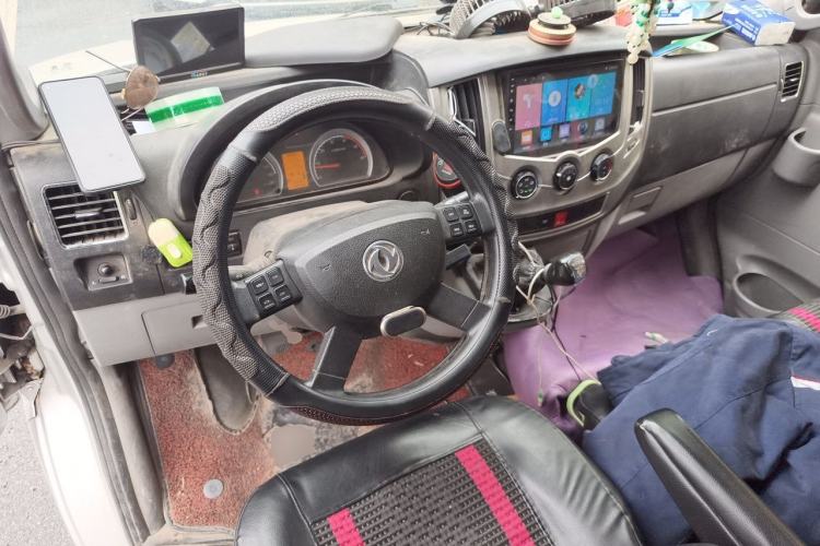 Used Dongfeng Yufeng 2020 2.5T V9 Value-Added Edition Logistics Vehicle Short Wheelbase Mid-Roof Design 5–9 Seater China V Emission Standard ZD25 Center Console