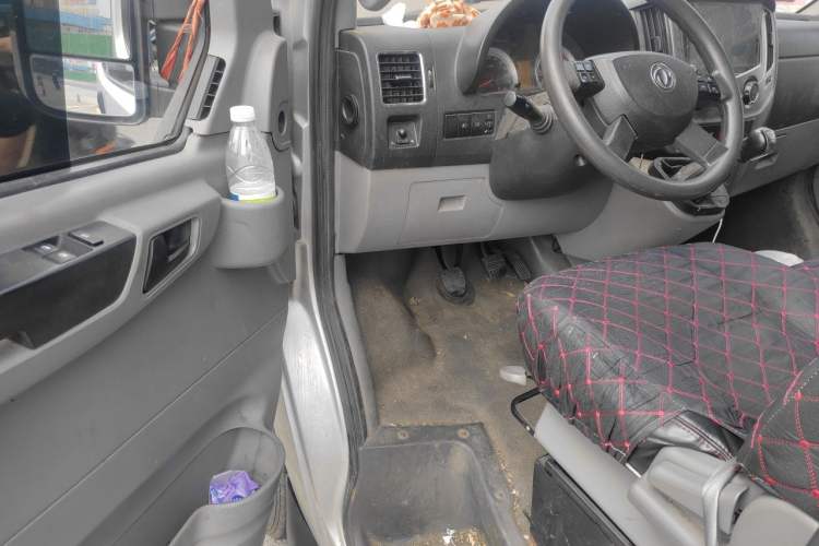 Used Dongfeng Yufeng 2020 2.5T V9 Logistics Vehicle Long Wheelbase Mid-Roof Design 6-9 Seater China V Emission Standard ZD25 Driver Seat