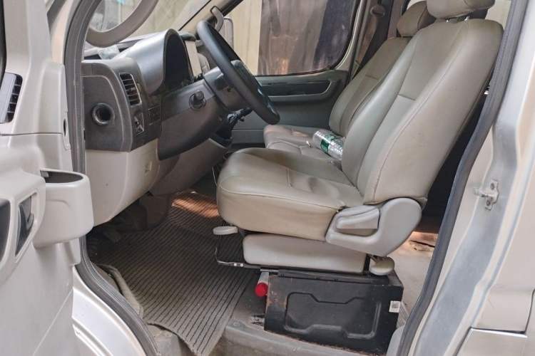 Used Dongfeng Yufeng 2020 2.5T V9 Logistics Vehicle Long Wheelbase High Roof 6-9 Seater China V Emission Standard ZD25 Driver Seat