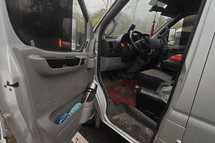 Used Dongfeng Yufeng 2020 2.3T Economy Standard Edition Logistics Vehicle Short Wheelbase Mid-Roof Design 5-9 Seats WP2.3 Driver Seat