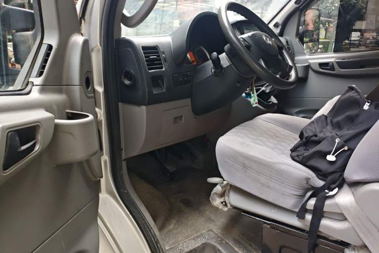 Used Dongfeng Yufeng 2020 2.3T Economy Logistics Vehicle Long Wheelbase High Roof 5-9 Seater WP2.3 Driver Seat