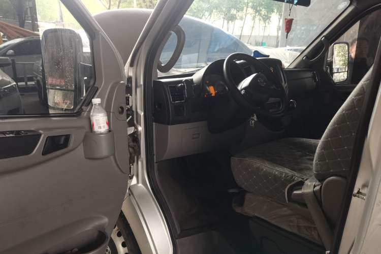 Used Dongfeng Yufeng 2020 2.3T Economy Standard Edition Logistics Vehicle Short Wheelbase Mid-Roof Design 5-9 Seats WP2.3 Driver Seat