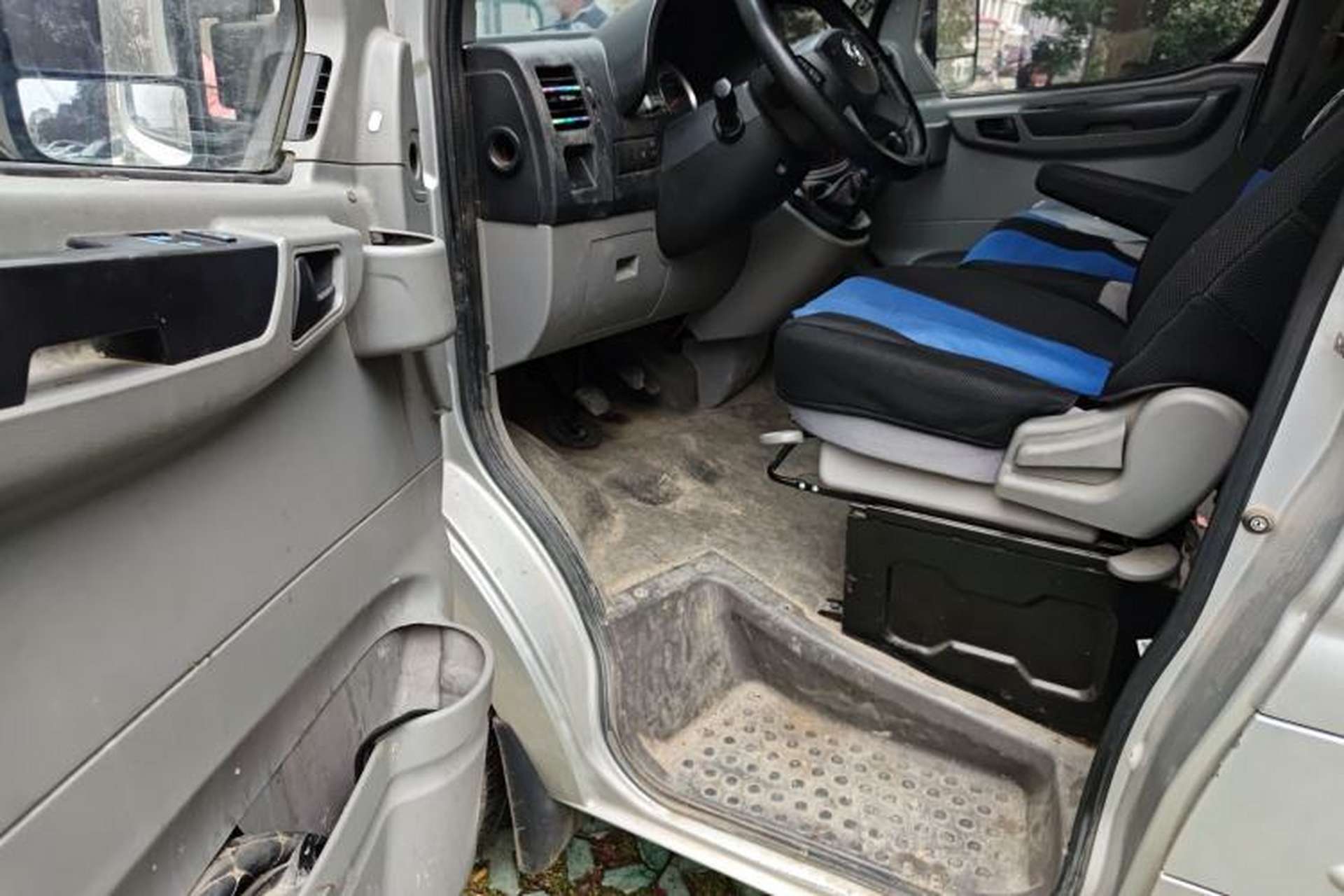 Used Dongfeng Yufeng 2020 2.3T Economy Logistics Vehicle Short Wheelbase Mid-Roof Design 5-9 Seats WP2.3 Driver Seat
