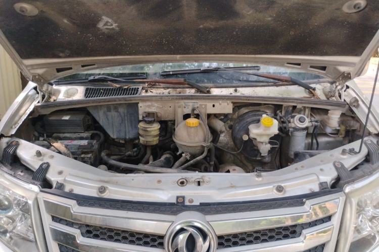 Used Dongfeng Yufeng 2020 2.5T V9 Logistics Vehicle Long Wheelbase High Roof 6-9 Seater China V Emission Standard ZD25 Engine Bay