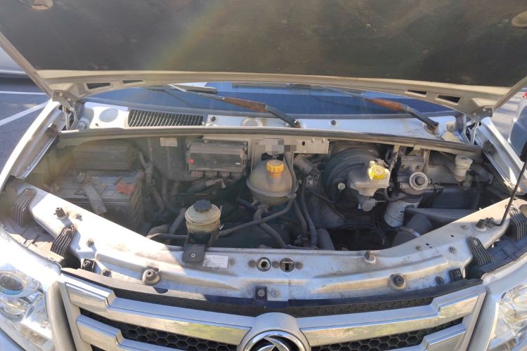 Used Dongfeng Yufeng 2020 2.3T Economy Logistics Vehicle Long Wheelbase Mid-Roof Design 5-9 Seater WP2.3 Engine Bay