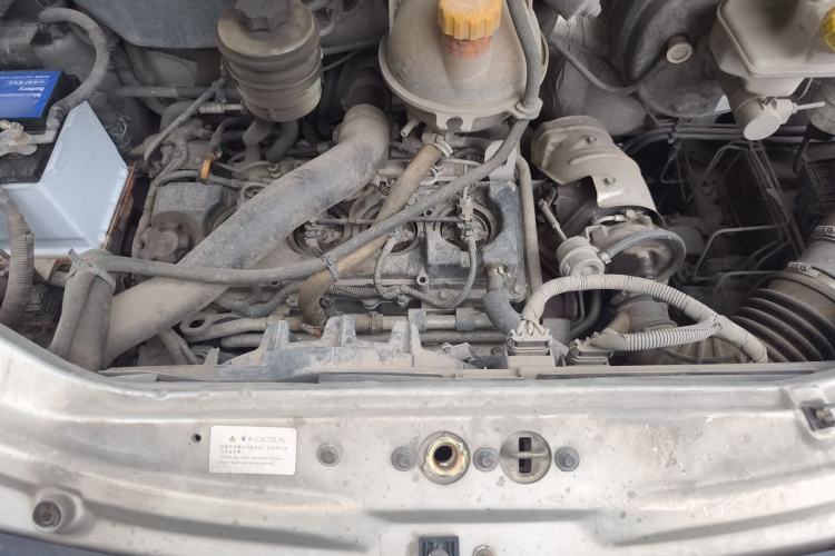 Used Dongfeng Yufeng 2020 2.5T V9 Value-Added Edition Logistics Vehicle Short Wheelbase Mid-Roof Design 5–9 Seater China V Emission Standard ZD25 Engine Bay