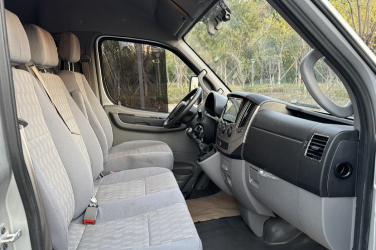 Used Dongfeng Yufeng 2020 2.3T Economy Logistics Vehicle Short Wheelbase Mid-Roof Design 5-9 Seats WP2.3 Exterior 1