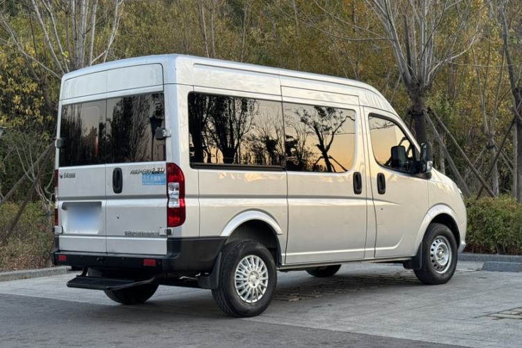Used Dongfeng Yufeng 2020 2.3T Economy Logistics Vehicle Short Wheelbase Mid-Roof Design 5-9 Seats WP2.3 Exterior 10