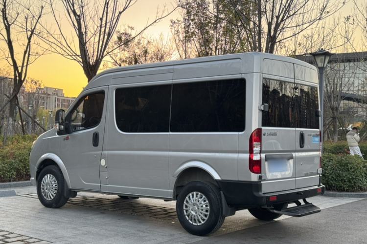 Used Dongfeng Yufeng 2020 2.3T Economy Logistics Vehicle Short Wheelbase Mid-Roof Design 5-9 Seats WP2.3 Exterior 12