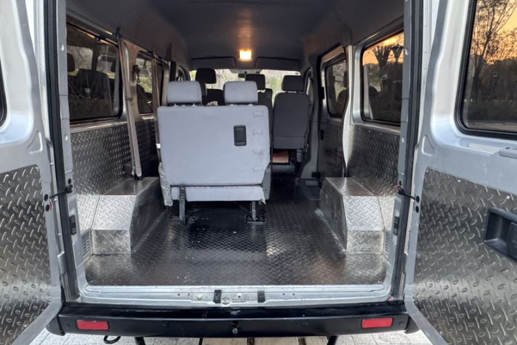Used Dongfeng Yufeng 2020 2.3T Economy Logistics Vehicle Short Wheelbase Mid-Roof Design 5-9 Seats WP2.3 Exterior 8