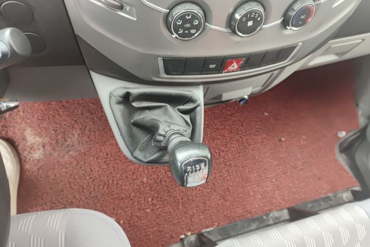Used Dongfeng Yufeng 2020 2.3T Economy Logistics Vehicle Short Wheelbase Mid-Roof Design 5-9 Seats WP2.3 Gear Lever