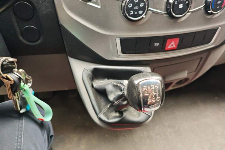 Used Dongfeng Yufeng 2020 2.3T Economy Logistics Vehicle Long Wheelbase High Roof 5-9 Seater WP2.3 Gear Lever
