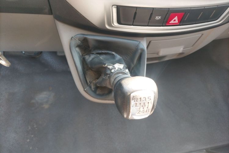 Used Dongfeng Yufeng 2020 2.3T Economy Standard Edition VAN Short Wheelbase Mid-Roof 3-Seater WP2.3 Gear Lever