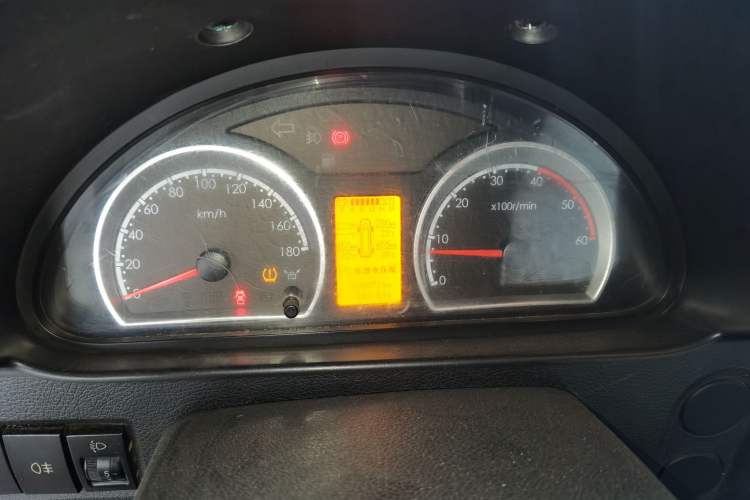Used Dongfeng Yufeng 2020 2.3T Economy Standard Edition Logistics Vehicle Short Wheelbase Mid-Roof Design 5-9 Seats WP2.3 Instrument Cluster