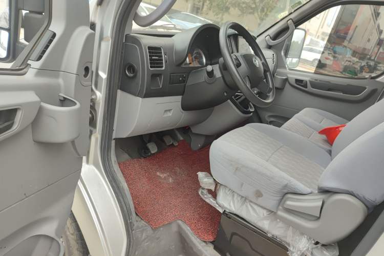 Used Dongfeng Yufeng 2020 2.3T Economy Logistics Vehicle Short Wheelbase Mid-Roof Design 5-9 Seats WP2.3 Interior 3