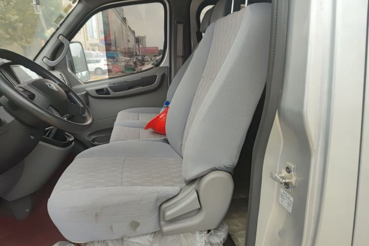 Used Dongfeng Yufeng 2020 2.3T Economy Logistics Vehicle Short Wheelbase Mid-Roof Design 5-9 Seats WP2.3 Left Front Seat