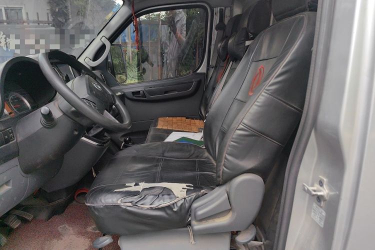 Used Dongfeng Yufeng 2020 2.3T Economy Van Long Wheelbase High Roof 3-Seater WP2.3 Left Front Seat