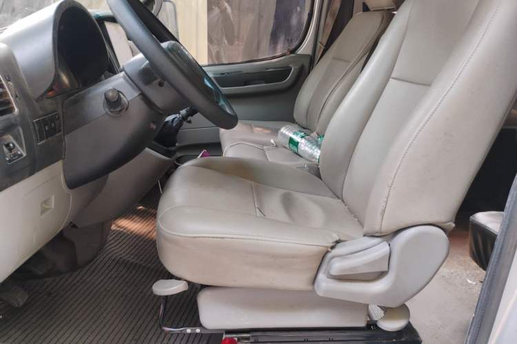 Used Dongfeng Yufeng 2020 2.5T V9 Logistics Vehicle Long Wheelbase High Roof 6-9 Seater China V Emission Standard ZD25 Left Front Seat