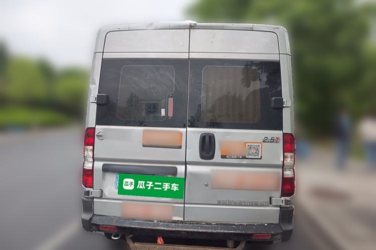 Used Dongfeng Yufeng 2020 2.5T V9 Value-Added Edition Logistics Vehicle Short Wheelbase Mid-Roof Design 5–9 Seater China V Emission Standard ZD25 Rear