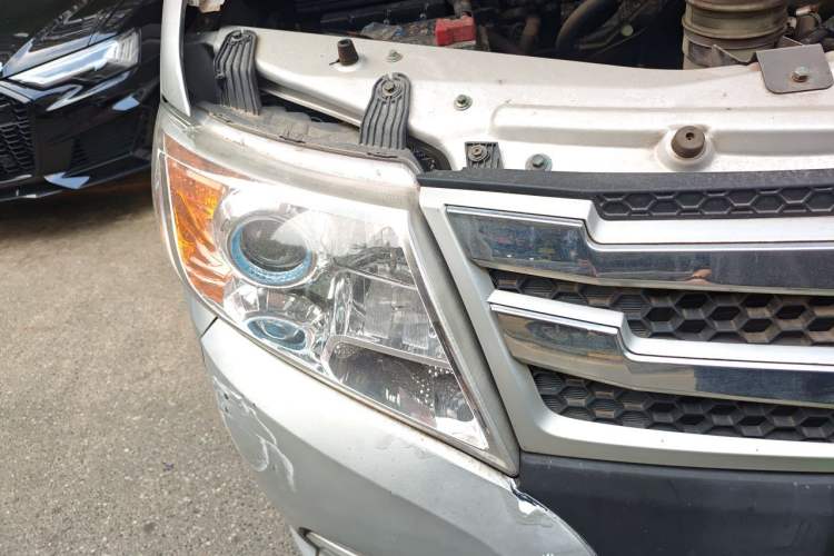 Used Dongfeng Yufeng 2020 2.3T Economy Logistics Vehicle Long Wheelbase High Roof 5-9 Seater WP2.3 Right Front Headlight