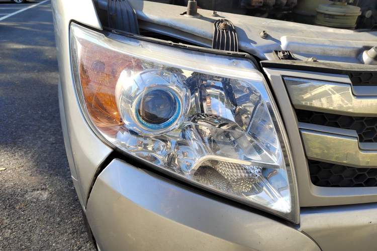Used Dongfeng Yufeng 2020 2.3T Economy Logistics Vehicle Long Wheelbase Mid-Roof Design 5-9 Seater WP2.3 Right Front Headlight