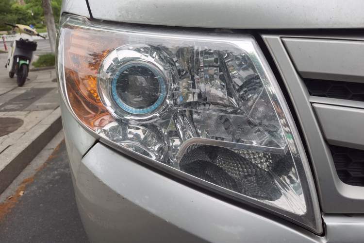 Used Dongfeng Yufeng 2020 2.5T V9 Value-Added Edition Logistics Vehicle Short Wheelbase Mid-Roof Design 5–9 Seater China V Emission Standard ZD25 Right Front Headlight