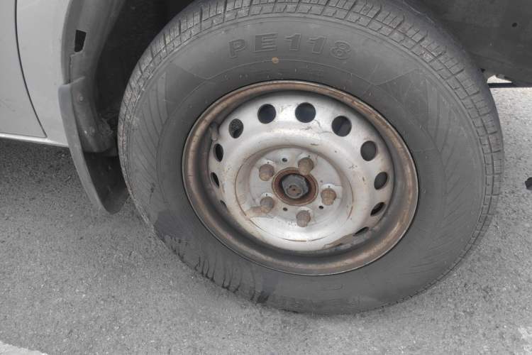 Used Dongfeng Yufeng 2020 2.5T V9 Logistics Vehicle Long Wheelbase Mid-Roof Design 6-9 Seater China V Emission Standard ZD25 Right Front Wheel Hub