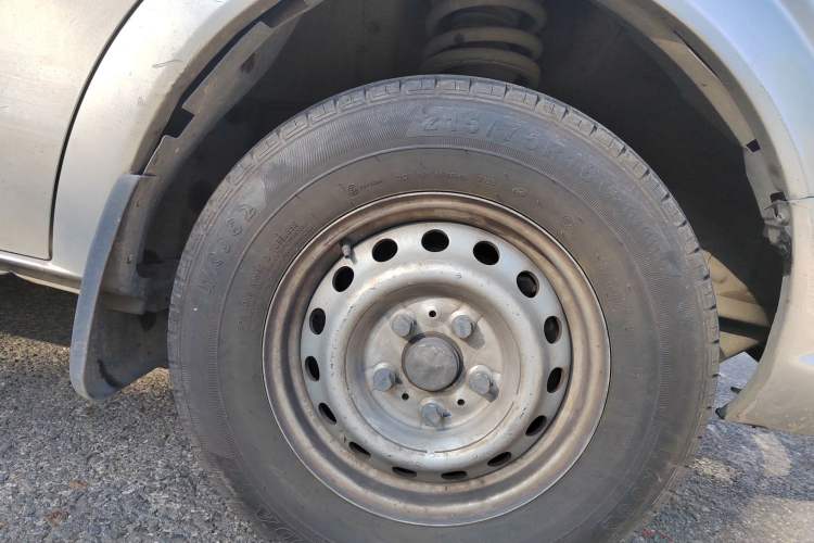 Used Dongfeng Yufeng 2020 2.3T Economy Logistics Vehicle Long Wheelbase Mid-Roof Design 5-9 Seater WP2.3 Right Front Wheel Hub