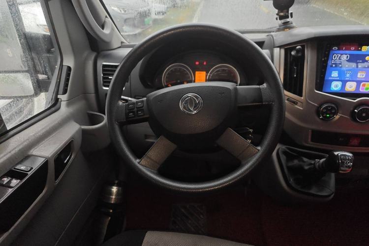 Used Dongfeng Yufeng 2020 2.3T Economy Standard Edition Logistics Vehicle Short Wheelbase Mid-Roof Design 5-9 Seats WP2.3 Steering Wheel