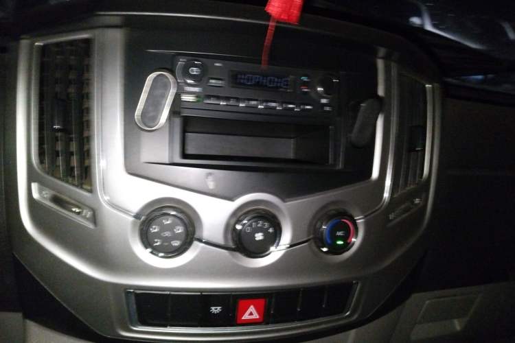 Used Dongfeng Yufeng 2020 2.3T Economy Logistics Vehicle Short Wheelbase Low Roof 5-9 Seater WP2.3 Audio And AC Panel