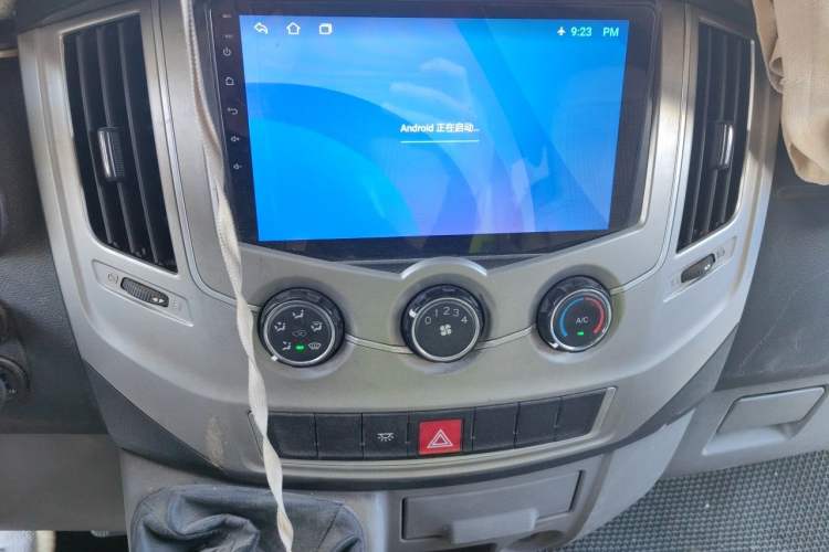 Used Dongfeng Yufeng 2020 2.3T Economy Standard Edition Logistics Vehicle Short Wheelbase Mid-Roof Design 5-9 Seats WP2.3 Audio And AC Panel