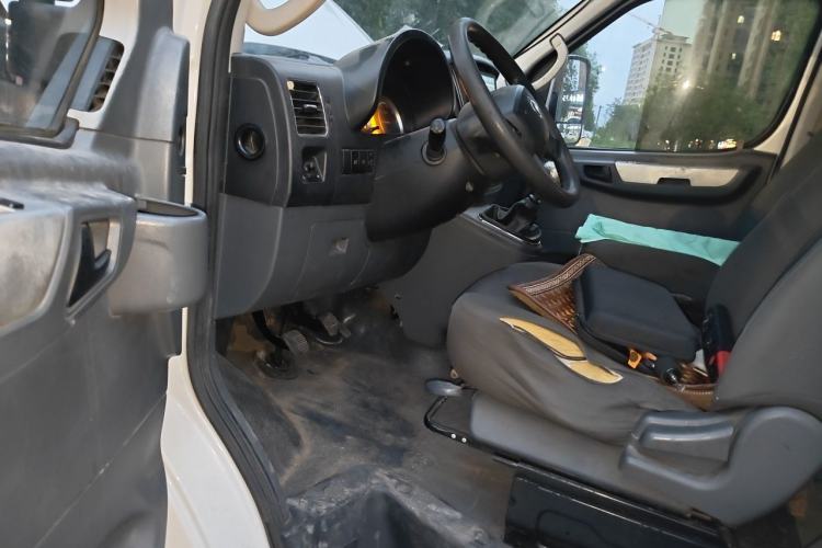 Used Dongfeng Yufeng 2020 2.3T Economy Logistics Vehicle Long Wheelbase Mid-Roof Design 5-9 Seater WP2.3 Driver Seat