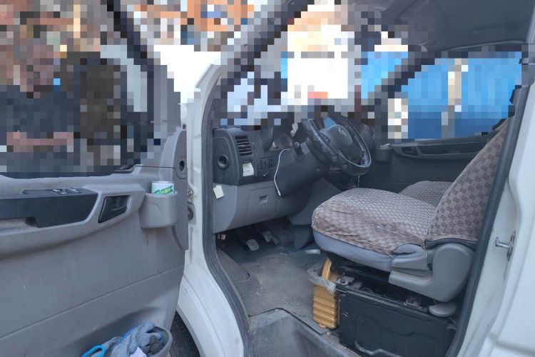 Used Dongfeng Yufeng 2020 2.3T Economy Standard Edition Logistics Vehicle Short Wheelbase Mid-Roof Design 5-9 Seats WP2.3 Driver Seat