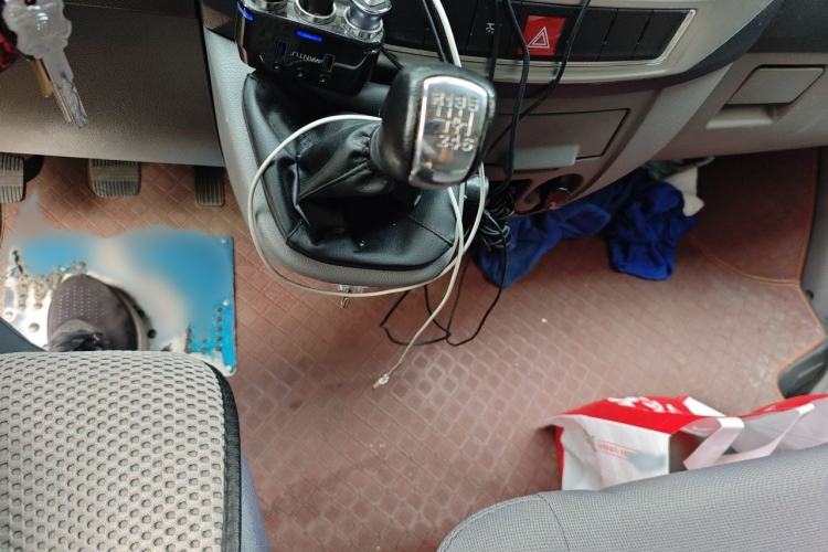 Used Dongfeng Yufeng 2020 2.3T Economy Logistics Vehicle Short Wheelbase Low Roof 5-9 Seater WP2.3 Gear Lever