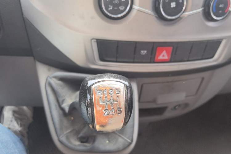 Used Dongfeng Yufeng 2020 2.3T Economy Logistics Vehicle Short Wheelbase Low Roof 5-9 Seater WP2.3 Gear Lever