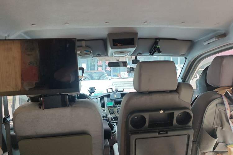 Used Dongfeng Yufeng 2020 2.3T Economy Logistics Vehicle Short Wheelbase Low Roof 5-9 Seater WP2.3 Headliner