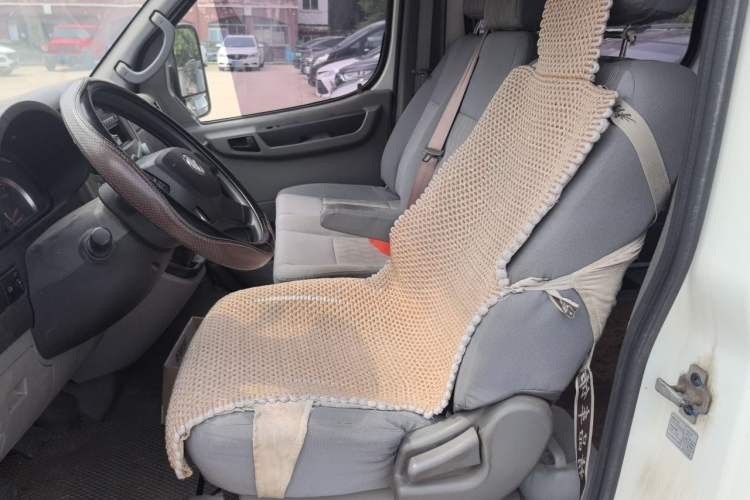 Used Dongfeng Yufeng 2020 2.3T Economy Logistics Vehicle Short Wheelbase Low Roof 5-9 Seater WP2.3 Left Front Seat