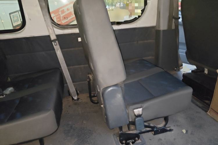 Used Dongfeng Yufeng 2020 2.3T Economy Logistics Vehicle Long Wheelbase Mid-Roof Design 5-9 Seater WP2.3 Left Rear Seat